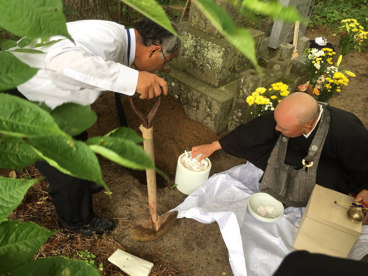 Mr. Hata's family digs hole next to grave and pours his ashes directly into ground. Ashes to ashes, dust to dust. https://t.co/eYJN5wURPX